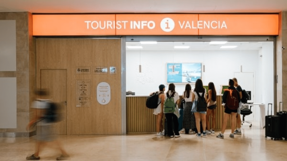 Valencia estrena su nueva oficina de información turística en el aeropuerto
