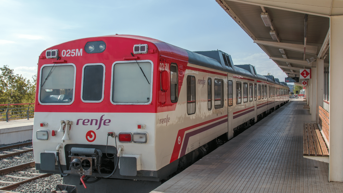 Un hombre sube a la catenaria e interrumpe la circulación de trenes entre València Nord y Alfafar