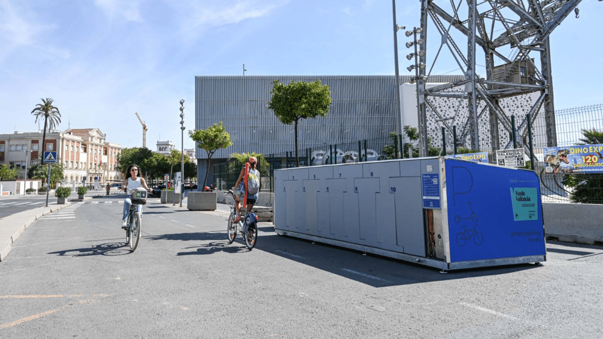 Instalado un aparcamiento seguro para bicis en La Marina