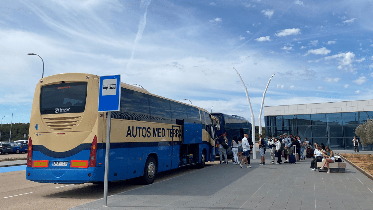 Se mantiene el servicio de autobús entre el aeropuerto de Castellón y Valencia hasta octubre