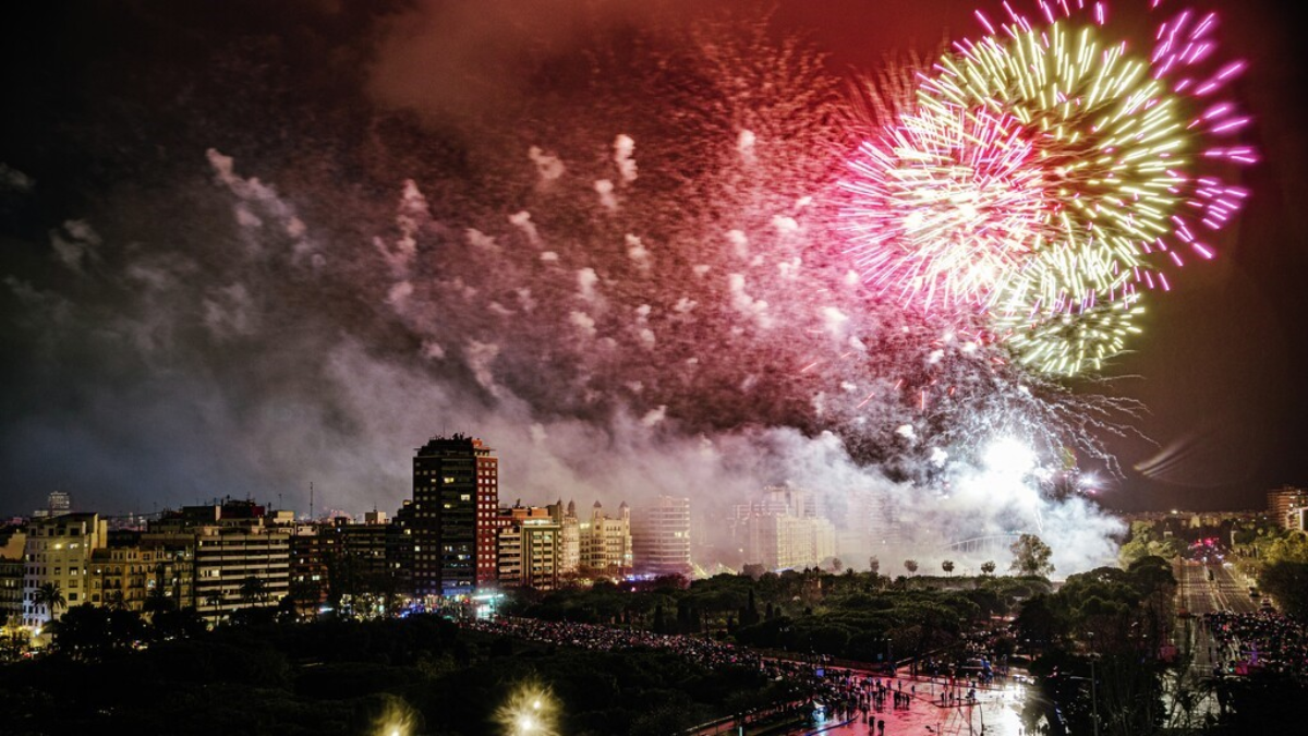 Valencia celebra el Día de la Comunitat Valenciana con música, desfiles y fuegos artificiales