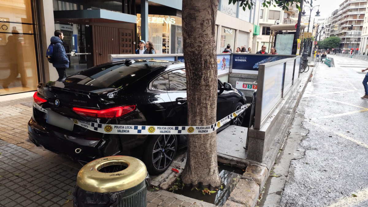 Un conductor empotra su coche en un acceso de Metrovalencia