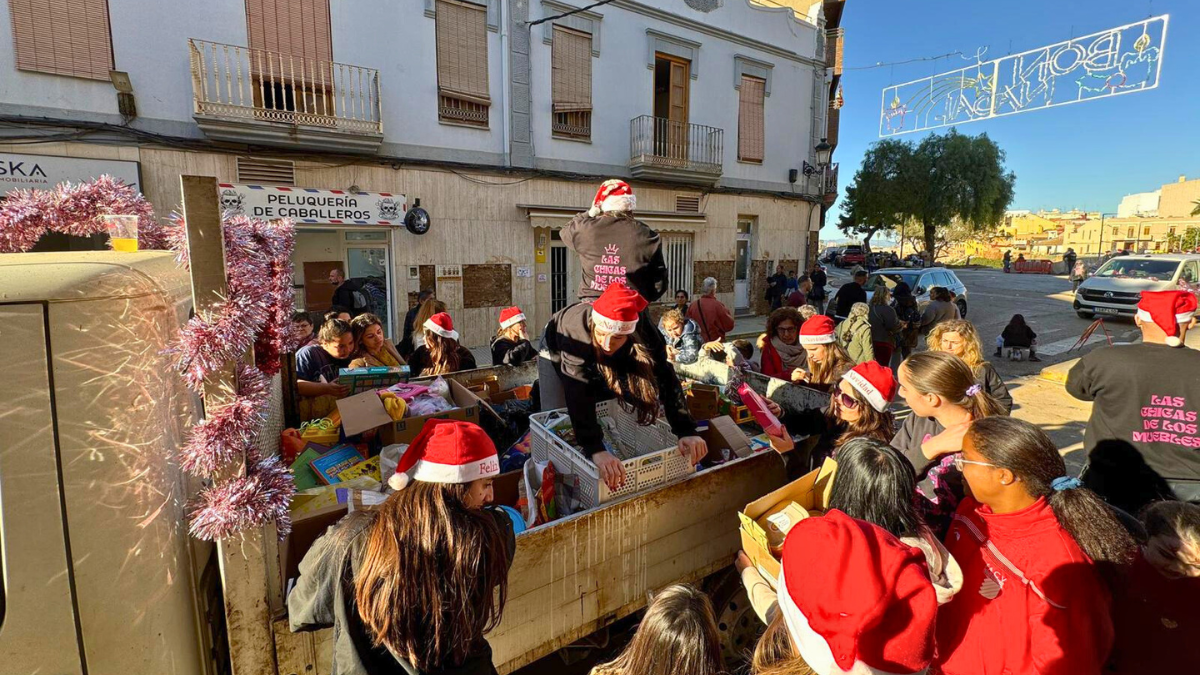 Corazones de barro, cuando la humanidad brilla: regalos, sonrisas y esperanza en los pueblos de Valencia