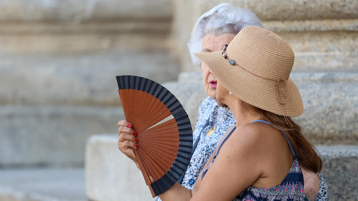 Aviso rojo por altas temperaturas en la Comunidad Valenciana: consejos para protegerse del calor