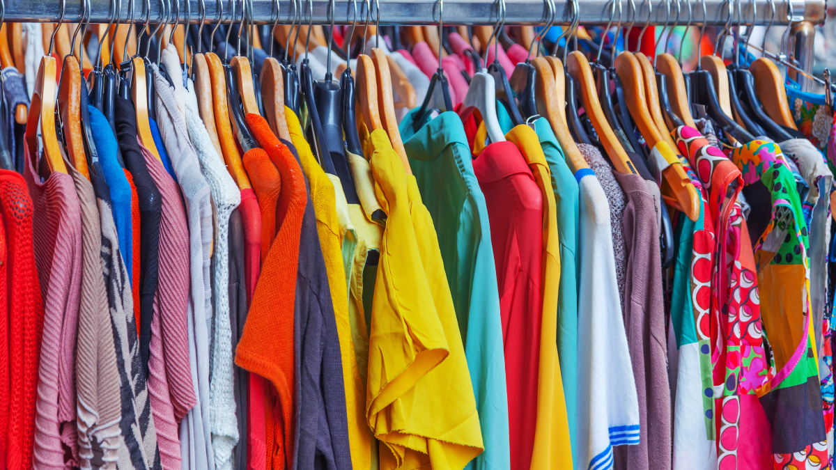 Mislata organiza el Mercado Joven de Intercambio de Ropa para fomentar la moda sostenible