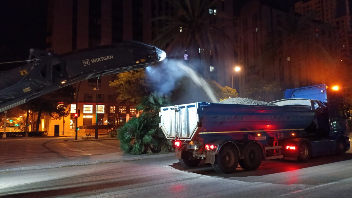 Inicia el asfaltado de la avenida de les Corts Valencianes en horario nocturno 