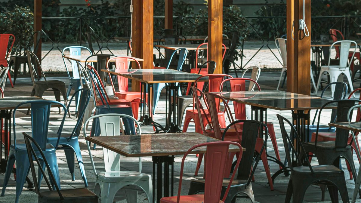 Valencia reduce el horario de las terrazas de las plazas del Cedro y Honduras