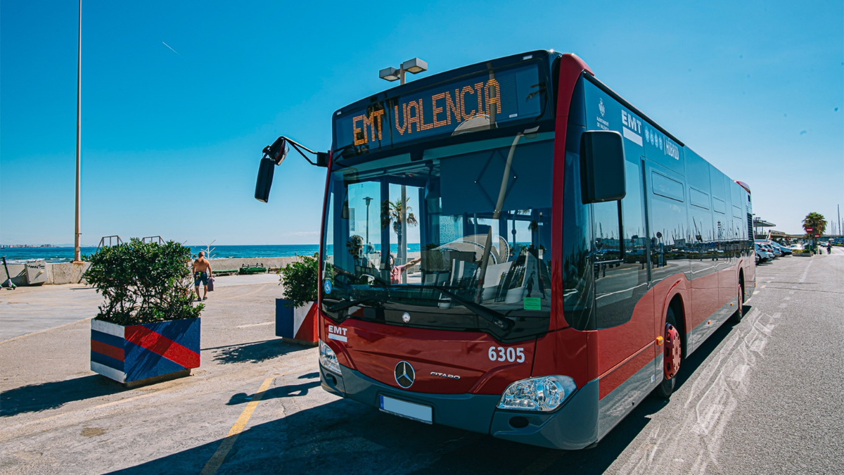 EMT refuerza 12 líneas de autobús para mejorar el acceso a las playas de Valencia