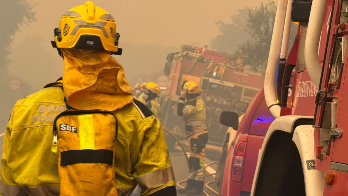 El incendio de la Vall d’Uixó ya arrasa 8.500 hectáreas y obliga a mantener un amplio despliegue de extinción