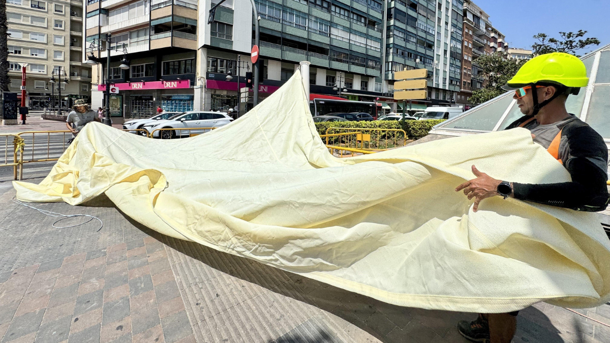 Plan de sombras: Valencia instala los primeros toldos en las plazas de España y de América