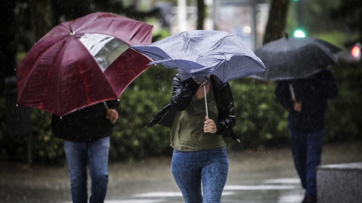 Más de 60 rescates e inundaciones tras el paso de un virulento temporal por Valencia